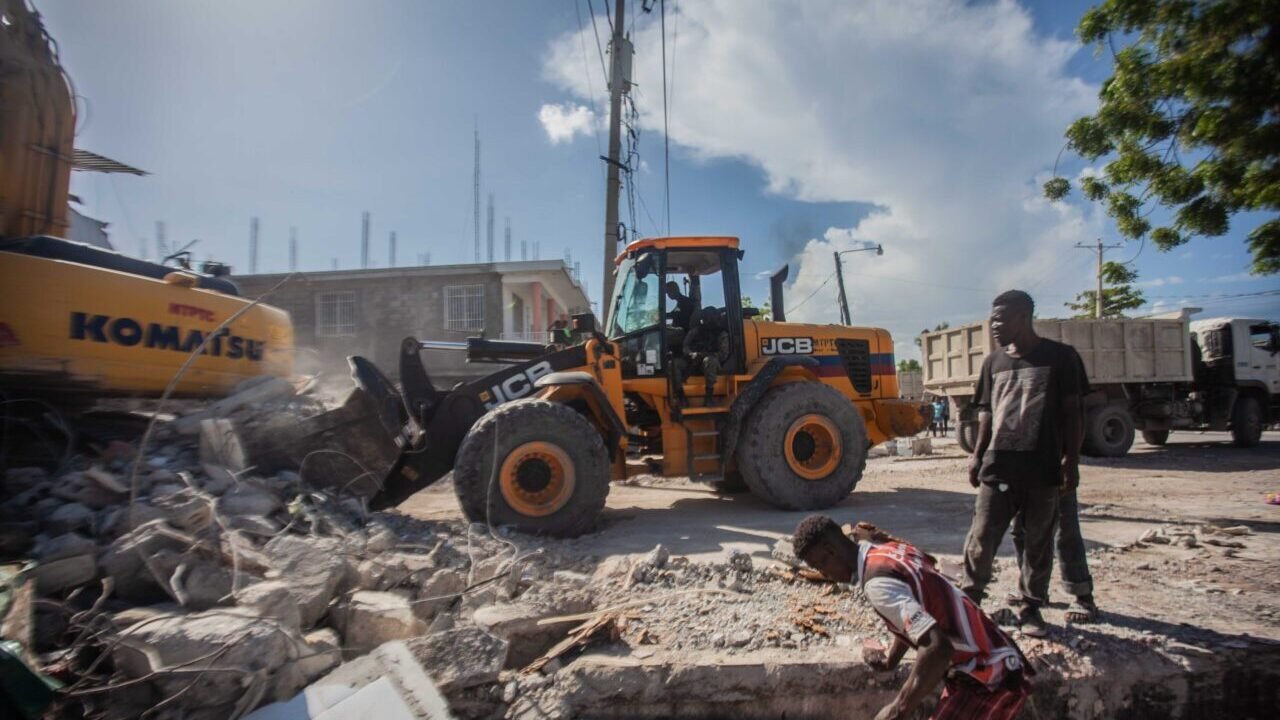 Haitians begin the work of recovery in Les Cayes after a 7.2-magnitude earthquake reverberated through the country's western region on August 15, 2021. (Photo by Richard Pierrin/Getty Images)