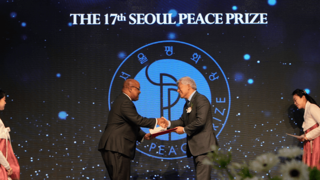 Direct Relief CEO Byron Scott (left) receives the Seoul Peace Prize from Jaeho Yeom, Chairman of the Seoul Peace Prize Cultural Foundation, at an awards ceremony in Seoul